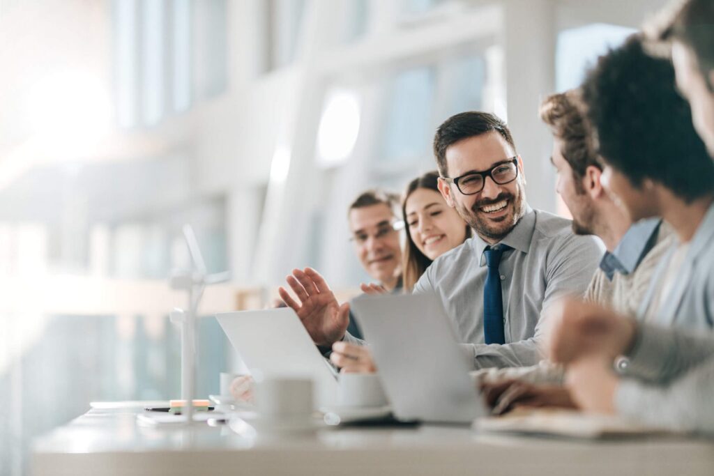 Quais sÃ£o os fluxos de comunicaÃ§Ã£o possÃ­veis dentro da empresa?
